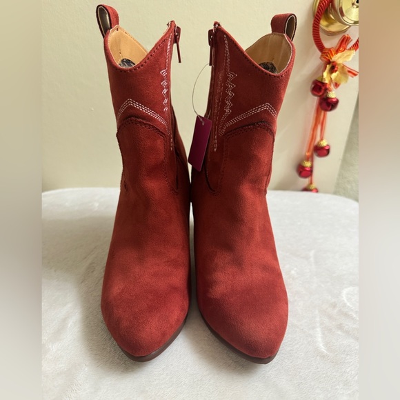 Code West red faux-suede Western ankle boots. Size 6.5 - Picture 7 of 16